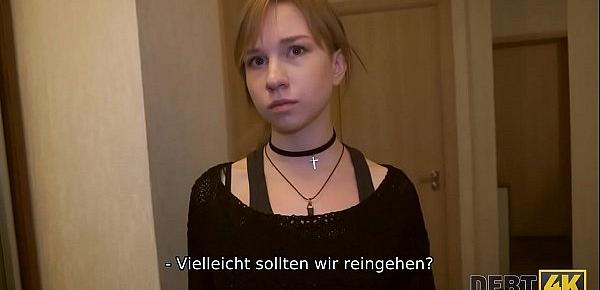Debt4k. Das arme Mädchen Alice Klay liebt coole Gadgets und bezahlt mit Muschi